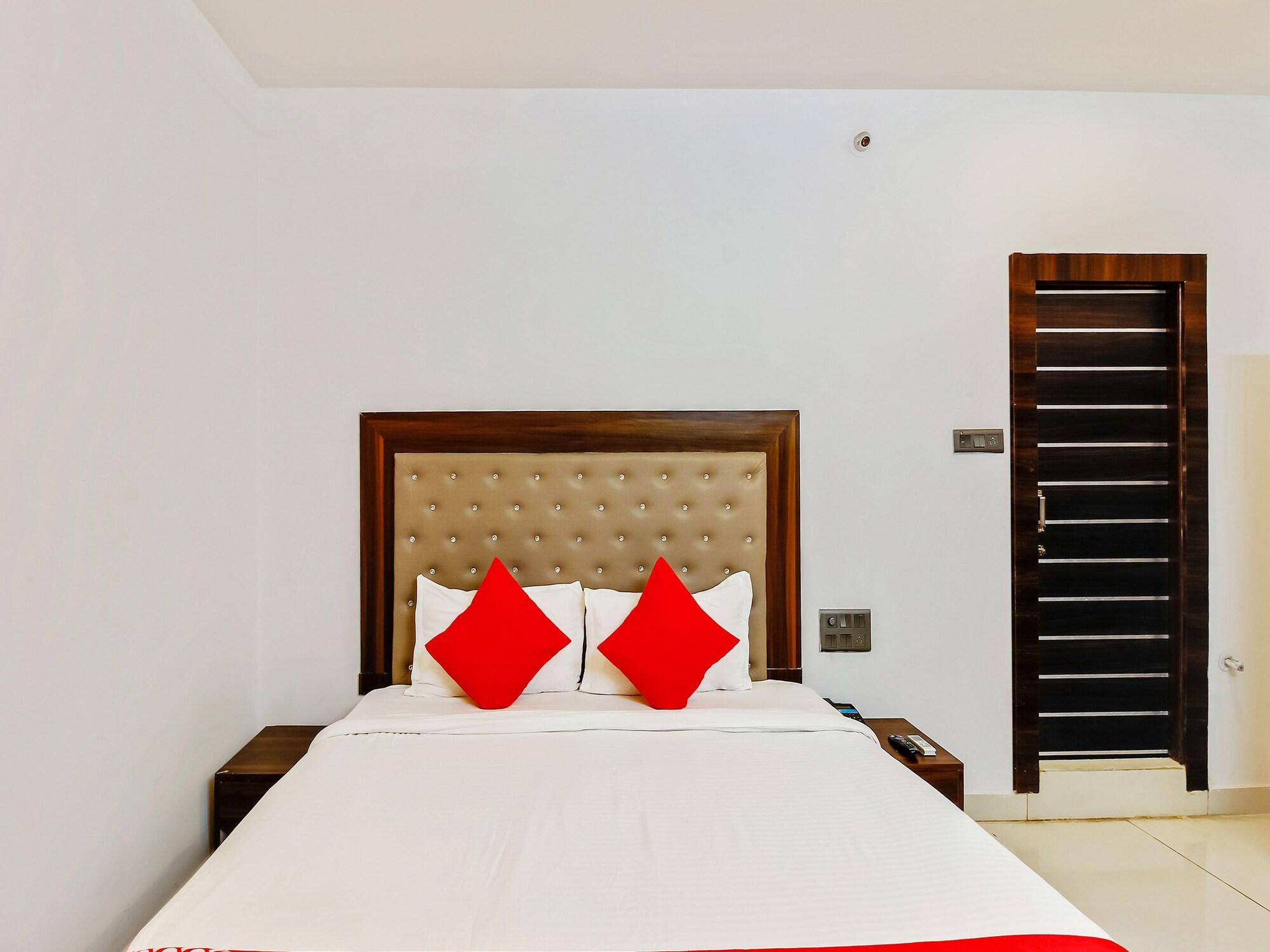 Oyo 29131 Hotel Mn Grand Shamshabad Exterior foto
